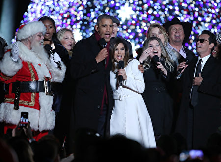 奧巴馬和隆格莉亞一起唱聖誕歌。（Mark Wilson/Getty Images）