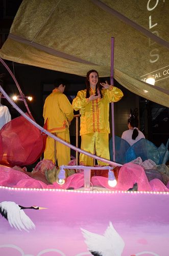 中西方法輪功學員在花車「法船」上展示法輪功五套功法（明慧網）