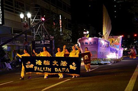 法輪功學員的花車方陣傳遞「真善忍」（明慧網）