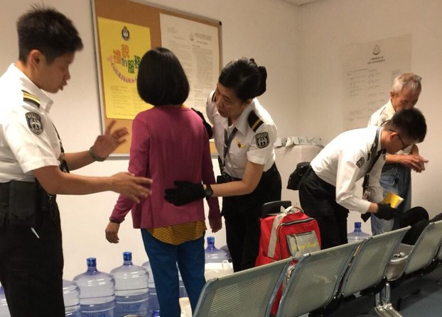 遭港入境處警察搜身的台灣法輪功學員。（台灣法輪功學員提供）