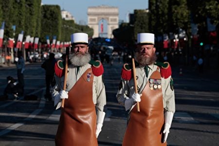 法國海外省的軍對頁派代表來參加巴黎國慶遊行。（JOEL SAGET/AFP/Getty Images）