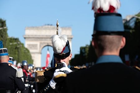 7月14日上午法國特種學校的學生在凱旋門前列隊準備參加國慶閱兵遊行。（JOEL SAGET/AFP/Getty Images）