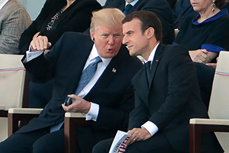 特朗普和馬克龍在主席台上頻繁互動。（JOEL SAGET/AFP/Getty Images）