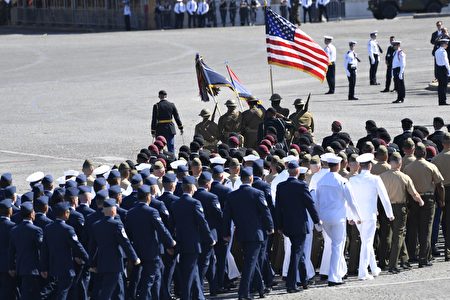 美國步兵隊引領步兵儀仗隊走過主席台。（SAUL LOEB/AFP/Getty Images）
