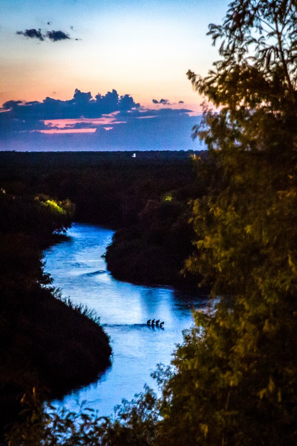 四名誒發移民試圖渡過格蘭德河，從墨西哥進入德州。（Benjamin Chasteen／大紀元）