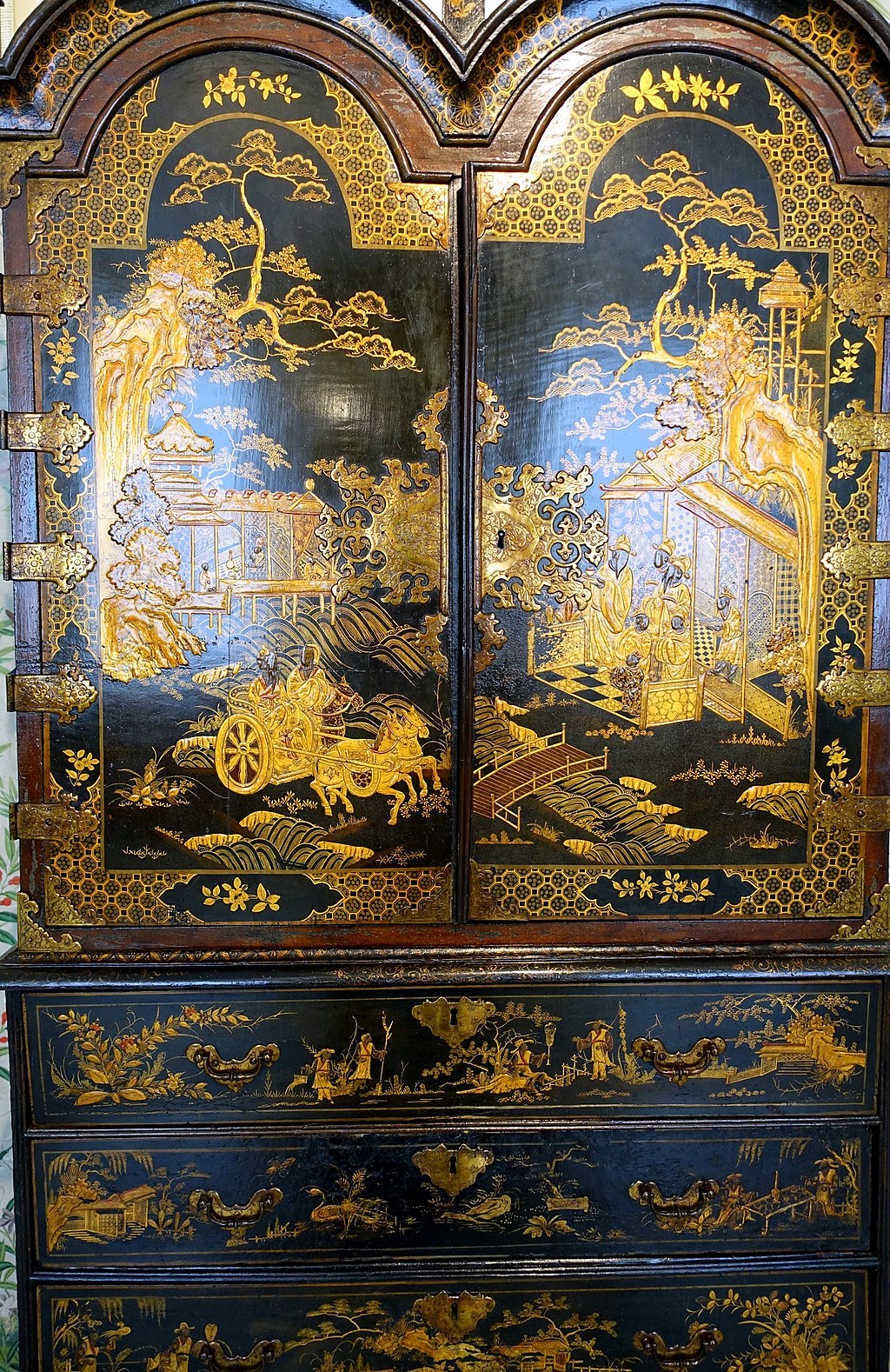  藏於西班牙國立裝飾藝術博物館的中國風漆櫃。（公有領域）