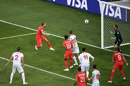 England's forward Harry Kane (2L) heads the ball and scores his second goal during the Russia 2018 World Cup Group G football match between Tunisia and England at the Volgograd Arena in Volgograd on June 18, 2018. (Photo by NICOLAS ASFOURI / AFP) / RESTRICTED TO EDITORIAL USE - NO MOBILE PUSH ALERTS/DOWNLOADS