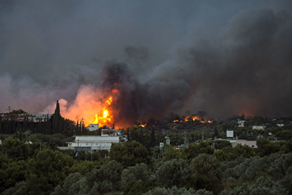 7月23日，希臘首都雅典附近爆發野火。（ANGELOS TZORTZINIS/AFP/Getty Images）