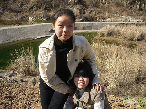 蔣立宇（左）和姐姐蔣煉嬌（右）。2010年攝於蔣立宇家鄉。（蔣煉嬌提供）
