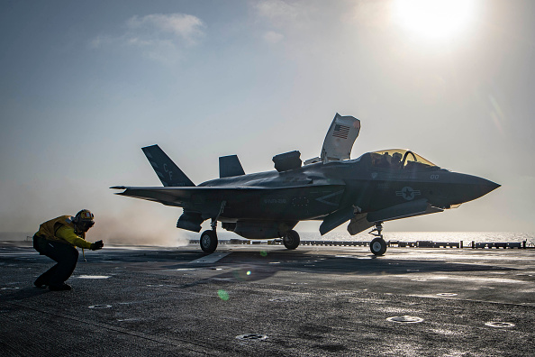 圖為2018年9月27日,在美國海軍黃蜂級兩棲攻擊艦USS Essex(LHD 2)上的一架F-35B隱形戰機正準備起飛。(Mass Communication Specialist 3rd Class Matthew Freeman/U.S. Navy via Getty Images)