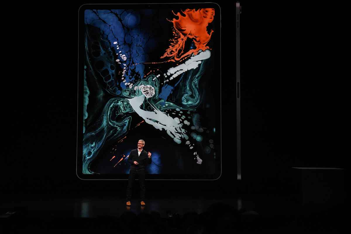 蘋果最新推出的新版iPad Pro是一款高端平板電腦,成為微軟公司的Surface的競爭對手,新款iPad具有更薄的邊框和更大屏幕空間,以及面部解鎖系統。(Stephanie Keith/Getty Images)