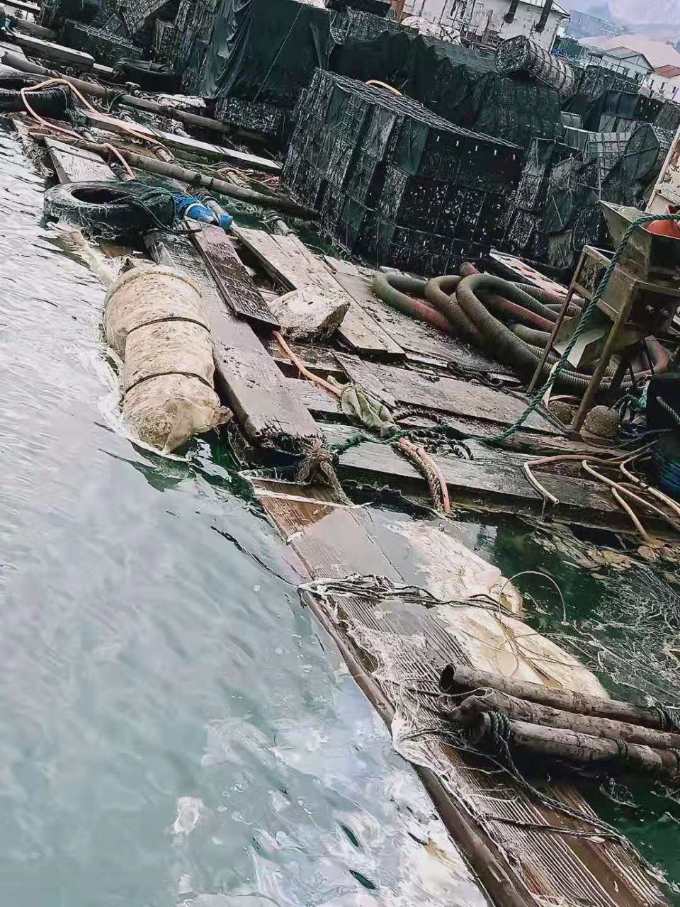 11月4日發生在福建泉州市泉港區碼頭的碳九洩漏事故，導致村民損失慘重。（受訪者提供）