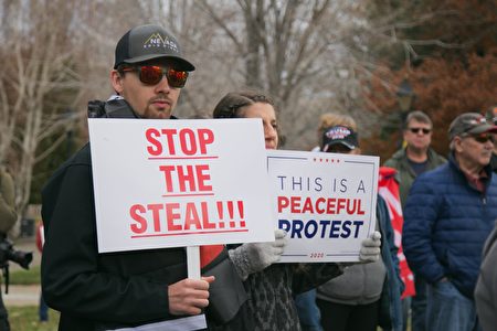 11月14日，眾多特朗普支持者在內華達州議會大廈前舉行集會，譴責2020年總統大選的涉嫌欺詐行為。（曹景哲／大紀元）