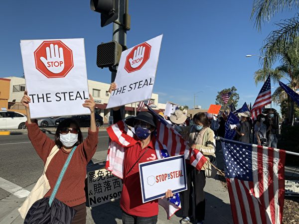 12月5日（周六），身在深藍加州的上百位華裔選民們站在了華人區阿罕布拉市（Alhambra）的繁華街頭，反對竊選。同時也呼籲所有人發出正義的聲音：守護美國、支持特朗普總統成功連任。（姜琳達／大紀元）