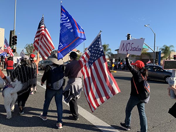 12月5日（周六），身在深藍加州的上百位華裔選民們站在了華人區阿罕布拉市（Alhambra）的繁華街頭，反對竊選。同時也呼籲所有人發出正義的聲音：守護美國、支持特朗普總統成功連任。（姜琳達／大紀元）