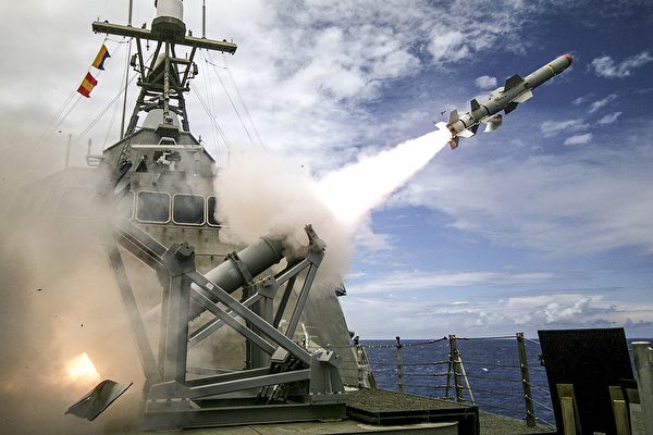 美軍艦發射AGM-84魚叉反艦導彈。（維基百科）