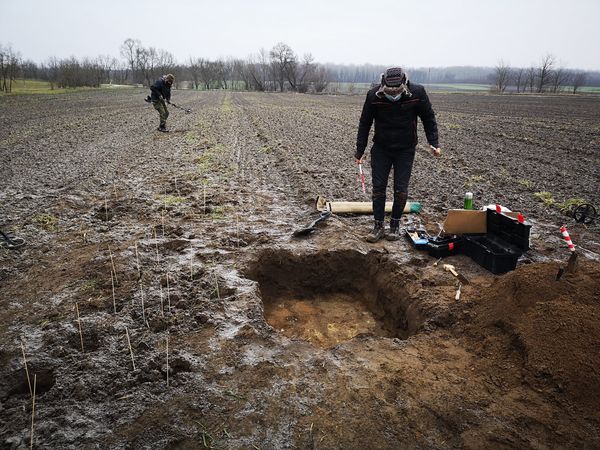 考古學家近期在匈牙利中部一村莊附近的田地裏進行考古發掘時，意外發現了數千枚中世紀硬幣。（費倫齊博物館中心提供）
