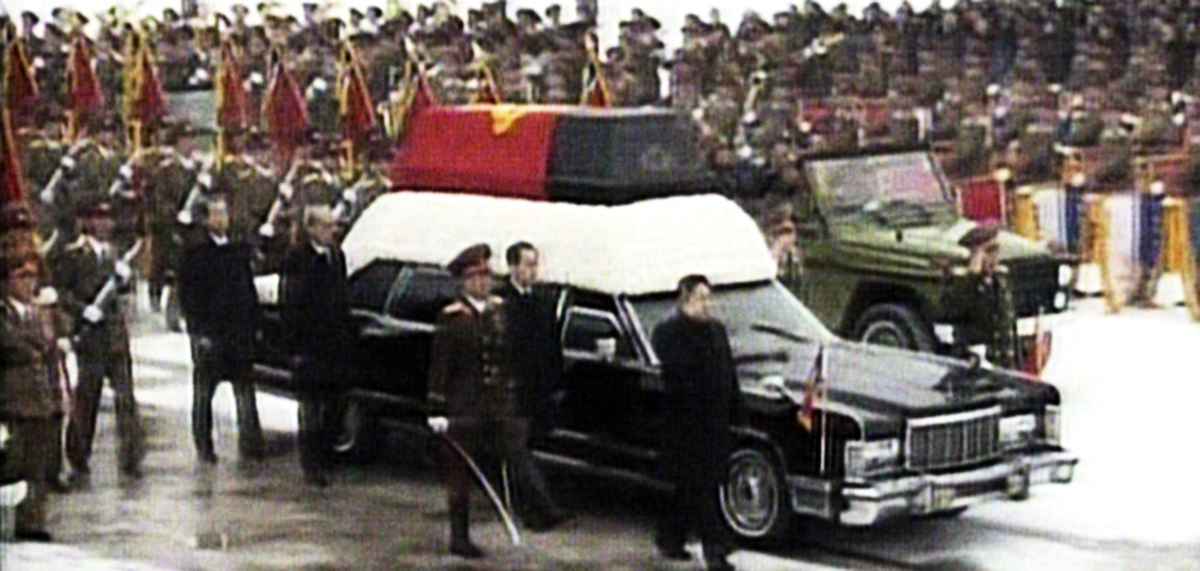 2011年12月28日,金正恩與張成澤等其他高官在金日成的葬禮上沿著靈車行走。此為北韓中央電視台畫面截圖。(KCTV/AFP)
