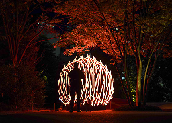 2023年11月13日,日本東京,虎之門燈光藝術展(Toranomon Light Art)期間,現場展示由印度的藝術家維卡斯・帕蒂爾(Vikas Patil)和桑托什・古賈爾(Santosh Gujar)創作的燈光藝術作品「巢」(Nest)。(Christopher Jue/Getty Images)