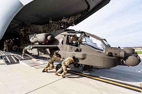 2022年1月11日，美軍的阿帕奇AH-64E攻擊直升機通過C-17運輸機運抵南韓烏山空軍基地。（美國印太司令部推特）