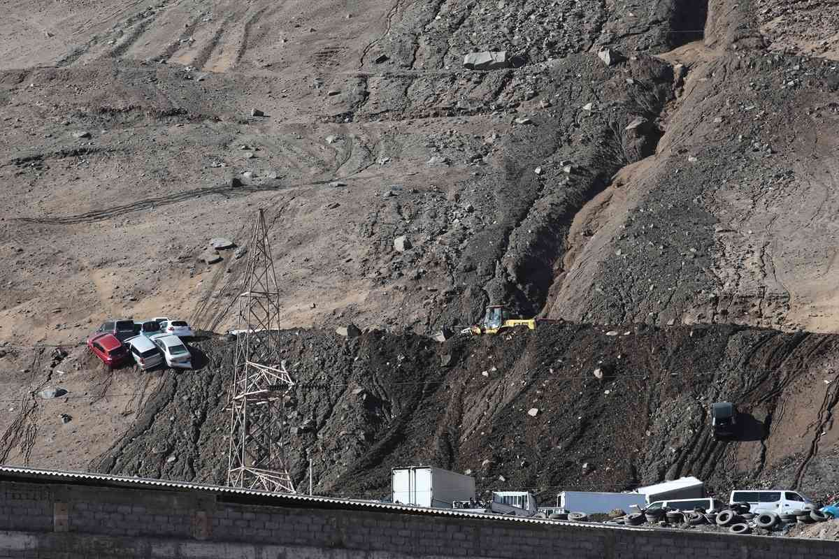 2026年8月19日，智利北部塔拉帕卡大區（Tarapacá）首府伊基克（Iquique），一條高速公路旁停放著大量因山泥傾瀉而受損的車輛。（Alex Diaz/AFP via Getty Images）