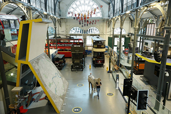 2021年5月10日，英國倫敦，倫敦交通博物館（London Transport Museum）將於5月17日重新對外開放，工作人員正在搬運一批馬的模型。（Hollie Adams/Getty Images）