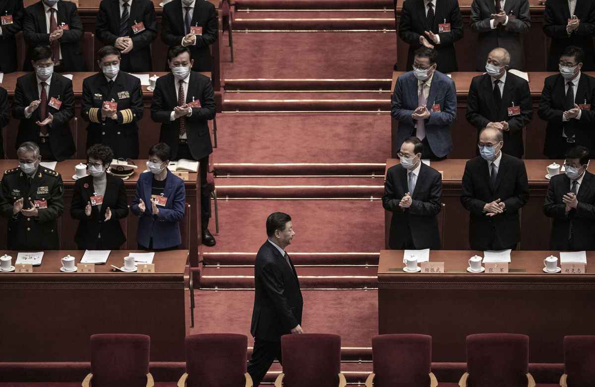 2021年3月4日，中國北京，中國國家主席習近平（下）抵達人民大會堂參加中國人民政治協商會議開幕式。（Kevin Frayer/Getty Images）