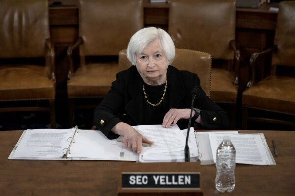 2023年3月10日，財政部部長耶倫在抵達華盛頓參加眾議院籌款委員會的聽證會時就座。（Drew Angerer/Getty Images）