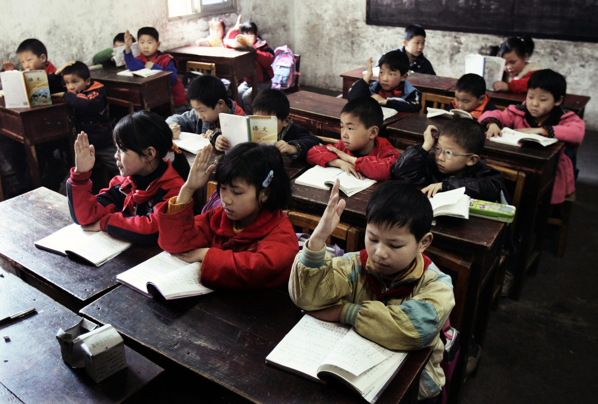 ​圖為2008年3月10日武漢市一所農民工子弟學校的學生在上課。目前當局已經關閉所有的農民工子弟學校。（China Photos/Getty Images）