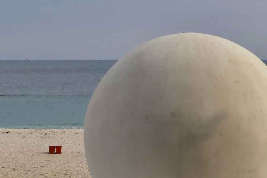 日本海灘驚現來歷不明大鐵球 直徑約1.5米