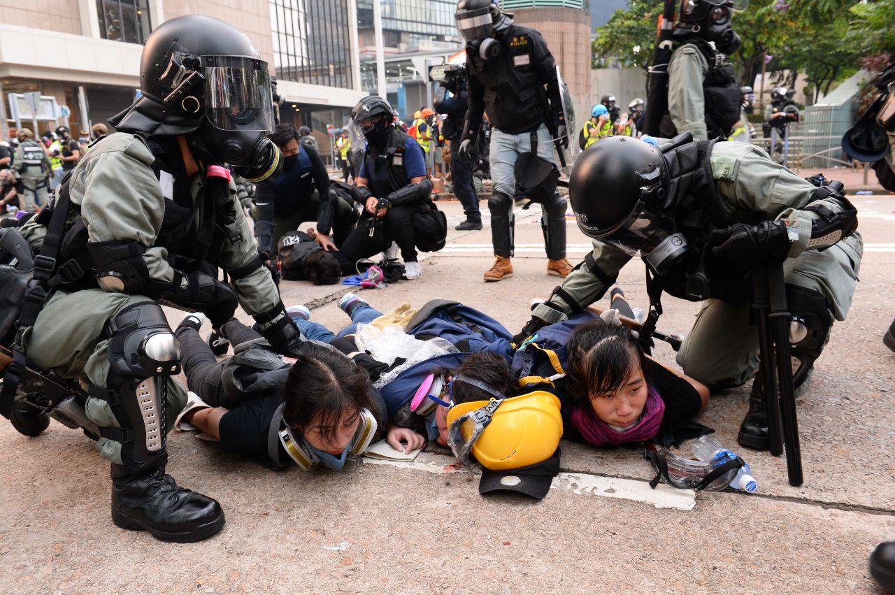 2019年9月29日，9.29全球抗共，遊行活動。港警在金鐘狂抓抗爭者，3位女仔同時被抓。（宋碧龍／大紀元）