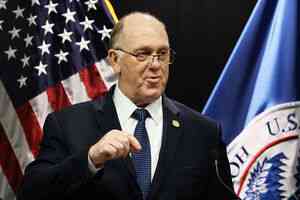 白宮邊境事務主管: 驅逐非法移民政策未變