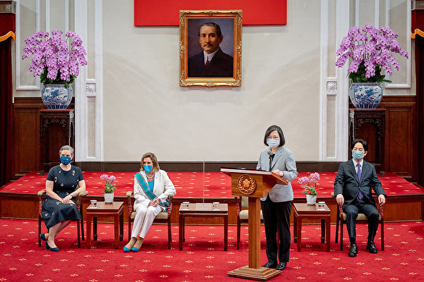 中華民國總統蔡英文（右2）2022年8月3日在總統府接見美國聯邦眾議院議長佩洛西（Nancy Pelosi，左2）率領的眾議員訪問團，圖為蔡英文致詞。（總統府提供）