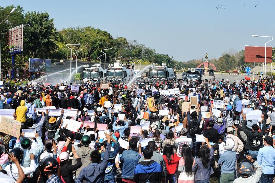 疑中共助軍政府封網 緬甸民眾中使館前抗議