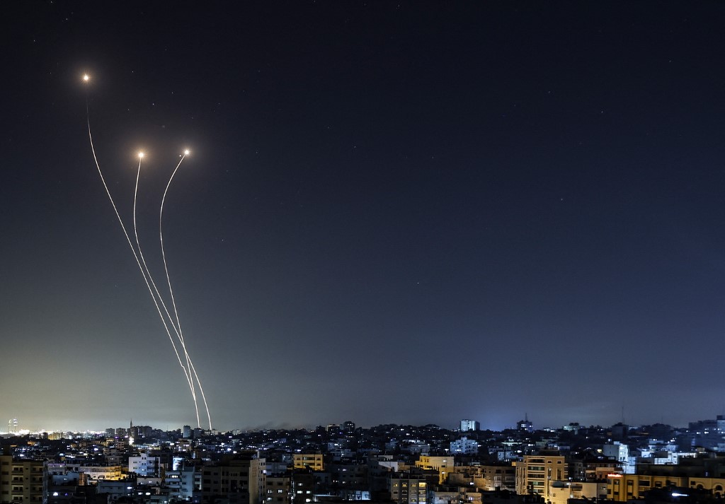 以色列軍方說，鐵穹防禦系統此次成功攔截90%以上的哈馬斯火箭彈，圖為2021年5月17日，鐵穹系統攔截哈馬斯火箭彈。 (Mahmud Hams / AFP)