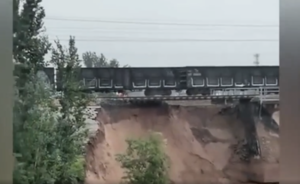 山西洪水沖垮大橋 鐵軌懸空 驚險萬分（影片）