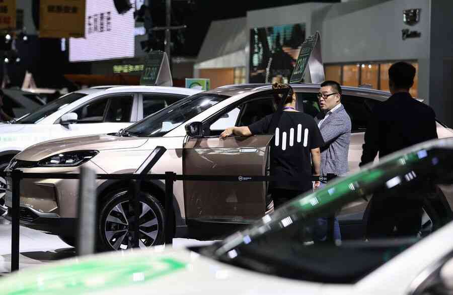 中國電動車企接連倒閉 數百萬車主陷入困境