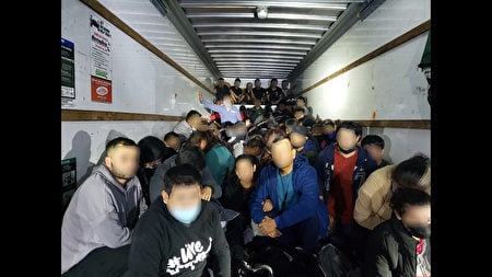 2021年1月14日，拉雷多區美國邊境巡邏人員阻止了一起涉及U-Haul租賃箱式卡車的人口走私案，並逮捕了114名非法移民。（CBP提供）
