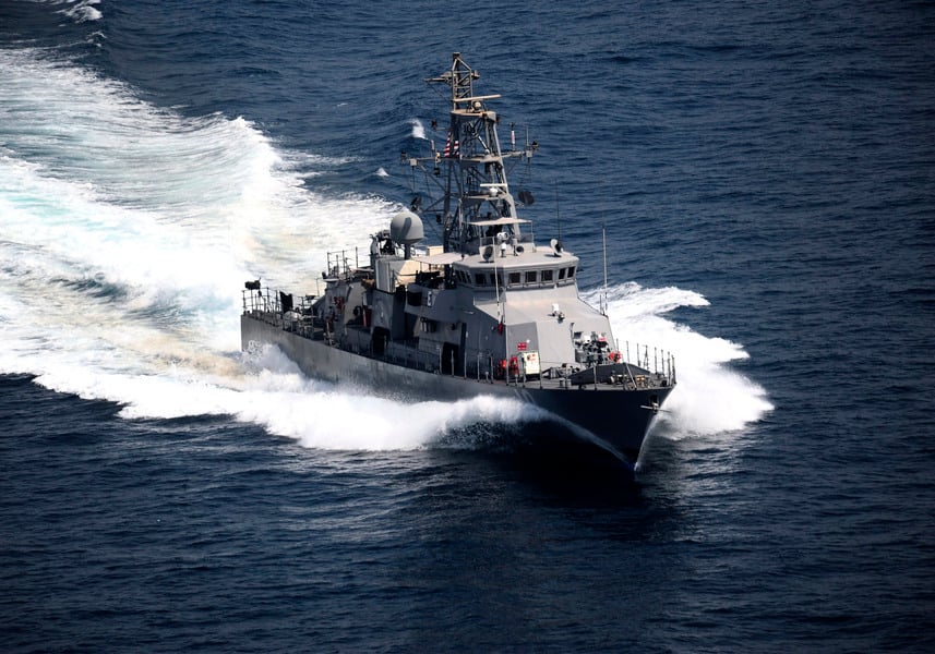 伊朗3艘快艇高速逼近 美軍船艦開火示警