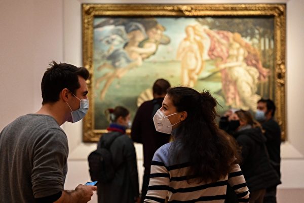 1月21日，參觀者欣賞桑德羅·波提切利（Sandro Botticelli）的作品《維納斯的誕生》，描述羅馬神話裏，女神維納斯踩在貝殼之上誕生的那一刻。（VINCENZO PINTO/AFP via Getty Images）