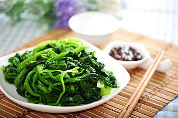 菠菜等綠色蔬菜含有豐富的鉀。（圖/Shutterstock）