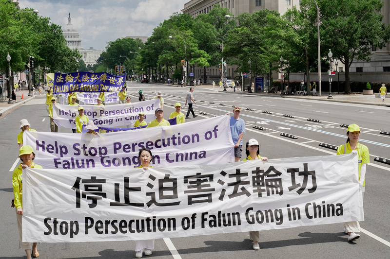 千百度：攜帶《轉法輪》被判刑 到底誰在違法？