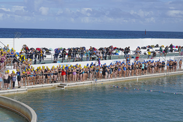 2022年6月26日，英國彭贊斯（Penzance），民眾試圖打破最多人同步游泳的健力士世界紀錄（Guinness World Record）。圖為參加者準備進入泳池。（Hugh Hastings/Getty Images）