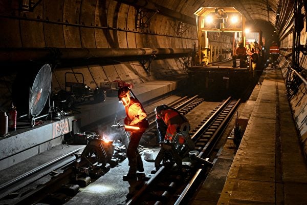 2023年2月12日，在英法海底隧道（Channel Tunnel）維修期間，工人們正在焊接鐵軌。（Francois Lo Presti/AFP）