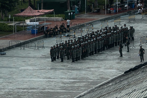 中共武警模擬用巨型鋼叉對付香港抗議者