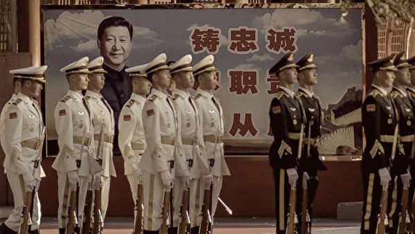 2020年10月22日，中共在北京舉辦韓戰紀念活動，軍人們站在習近平畫像前。（Nicolas Asfouri/AFP via Getty Images）