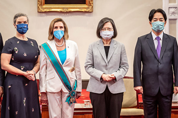 2022年8月3日,台灣,美國眾議院議長佩洛西(Nancy Pelosi,左二)接受台灣總統蔡英文(右二)頒發「特種大綬卿雲勳章」後,與蔡英文及台灣副總統賴清德(右一)等人合照。(Chien Chih-Hung/Office of The President via Getty Images)