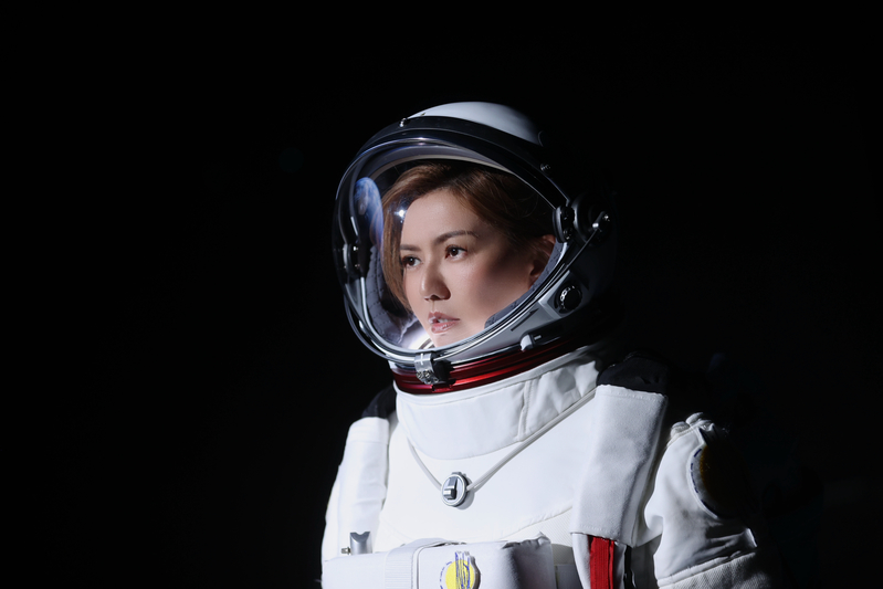 孫燕姿MV扮太空人 串連「失重」的城市日常