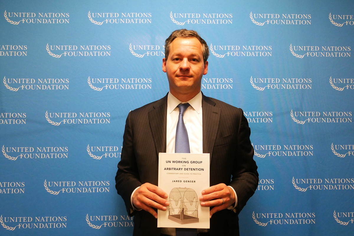 美國喬治城大學客座法學教授、知名人權律師簡瑟（Jared Genser） 和其新書《聯合國任意拘禁問題小組／執業評論及指南》。（李辰／大紀元）