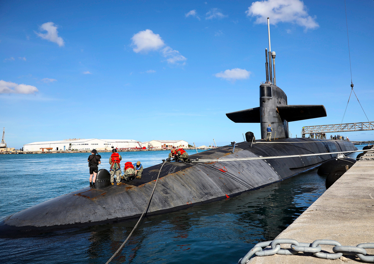 2022年1月15日，美國海軍彈道導彈潛艇「內華達號」（SSBN 733）抵達關島海軍基地。海軍表示，這次訪問加強了美國和該地區盟友之間的合作，展示了美軍的能力、靈活性、準備狀態以及對印太地區安全和穩定的承諾。（美國海軍提供）
